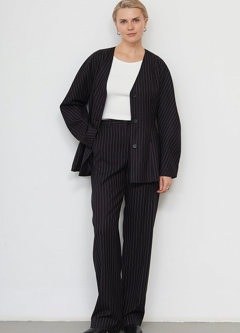 Брюки костюмные в полоску женские, цвет чёрный 