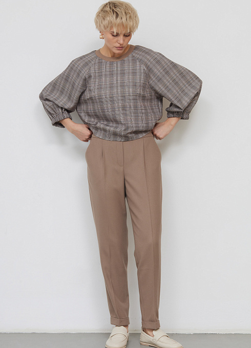 Брюки зауженные с защипами женские, цвет бежевый